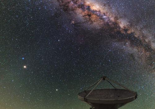 La Voie lactée et les antennes du radiotélescope ALMA La Voie lactée et les antennes du radiotélescope ALMA, dans le désert chilien