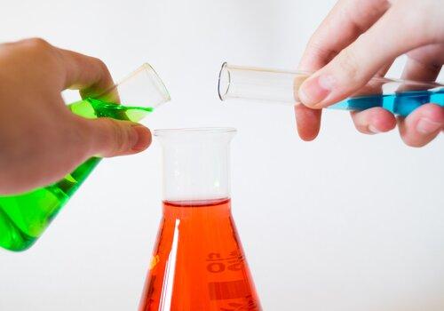 Erlenmeyers et liquides de couleurs