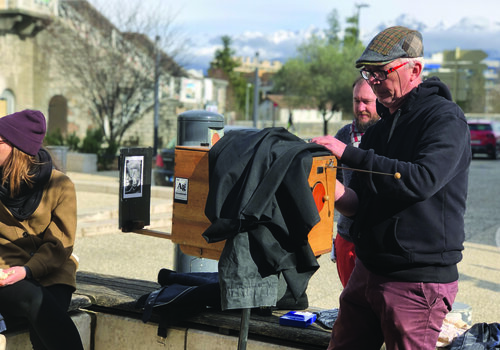 Trois personnes autour d'une afghane box (appareil photo rudimentaire)