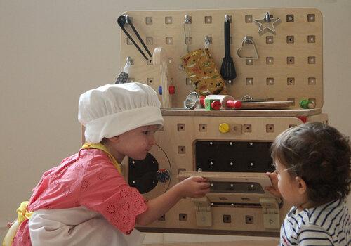 Deux enfants autour du meuble modulaire conçu par Veronika Holczer
