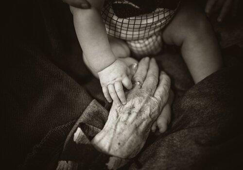 Le toucher, un contact vital une personne agée caresse un bébé