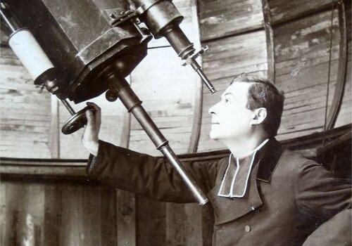L'abbé Moreux dans son observatoire L'abbé Moreux dans son observatoire