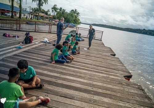 Groupe de personnes sur un ponton