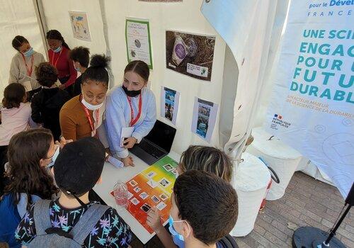 Atelier sur l'environnement présentés par les BTS Métiers des Services à l'Environnement du lycée Simone VEIL Etudiants présentant un atelier