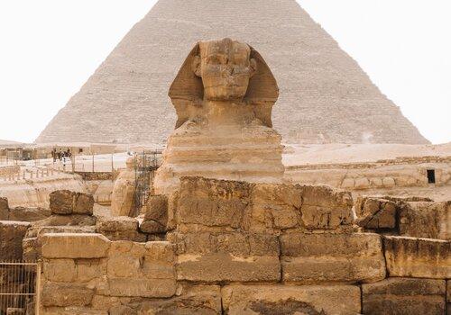 Le Sphinx devant une pyramide de Gizeh