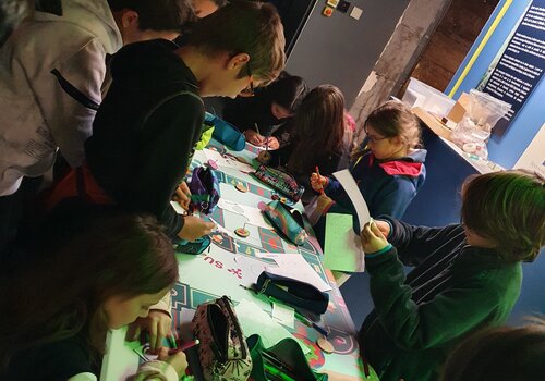 Atelier "Couleurs et lumière blanche" Groupe d'enfants en atelier