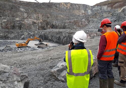 Carrière de Donia à Saivres. Les visiteurs observent le travail des engins dans la carrière