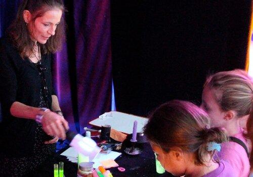 Atelier chimie et lumière Groupe d'enfants en atelier