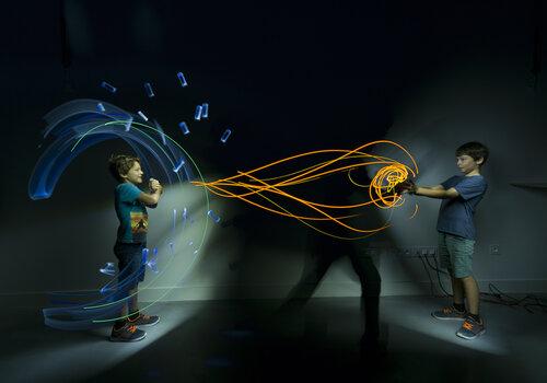 Création light-painting by Jadikan Prise de vue avec la technique light-painting représentant deux enfants