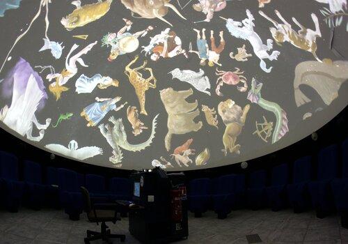 Sous le planétarium