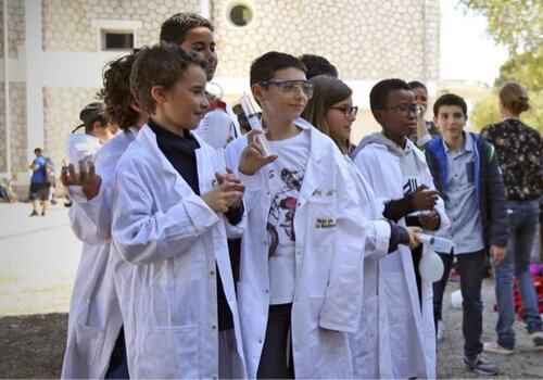 élèves en tenue de labo attendant pour se faire prendre en photo