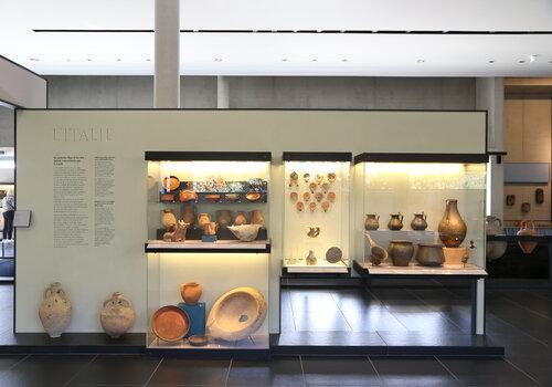 vue des vitrines du commerce au musée départemental Arles antique