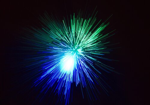 Feu d'artifice de lumière verte et bleue