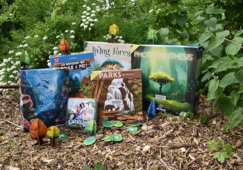 Jeux de société sur la nature, disposés dans l'herbe