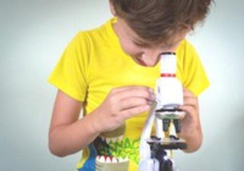 « Les p’tits chercheurs en herbe » Enfant microscope