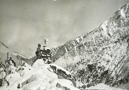 Joseph Vallot réalisant des mesures en haute montagne, sans date [1892-1902]