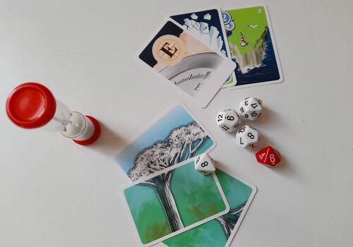 Cartes, dés et sablier : objets de jeux de société