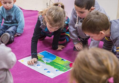 Groupe d'enfant en atelier