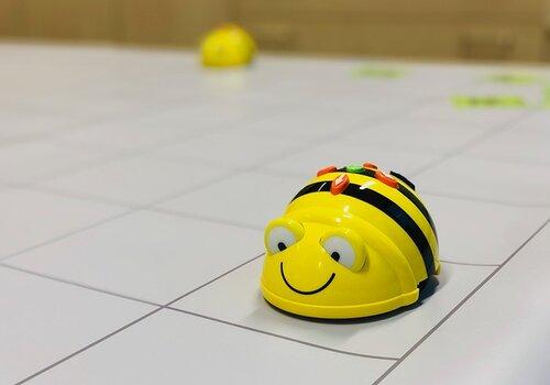 Robot "beebot" en forme d'abeille Robot "beebot" en forme d'abeille