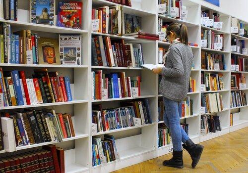 lectrice dans les rayons de la médiathèque