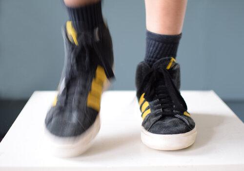 Produire de l’énergie électrique en marchant ? pieds d'enfant marchant