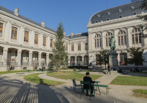 Cour d'honneur du Palais Hirsch