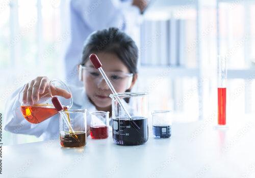 Jeune enfant réalisant une expérience de chimie.