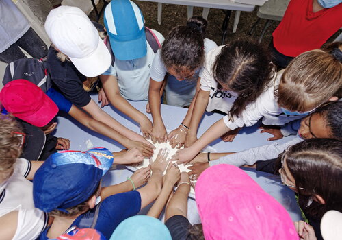 enfants à la découverte de fluides