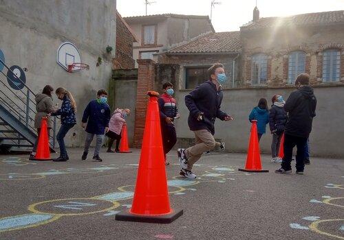 Bien leur sert de courir, ils vont s'instruire à point.