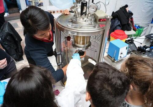 Démonstration lors d'un stand de la Fête de la Science 