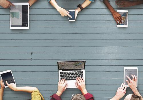 mains-ordinateurs-smarphones-table