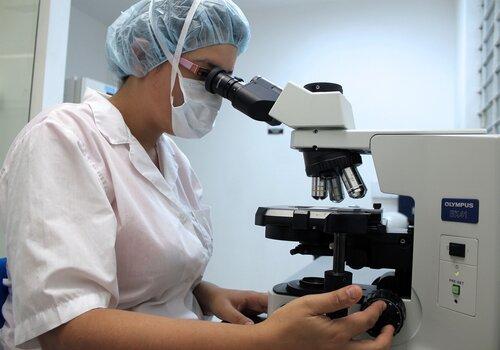 Analyse au microscope Médecin microscope