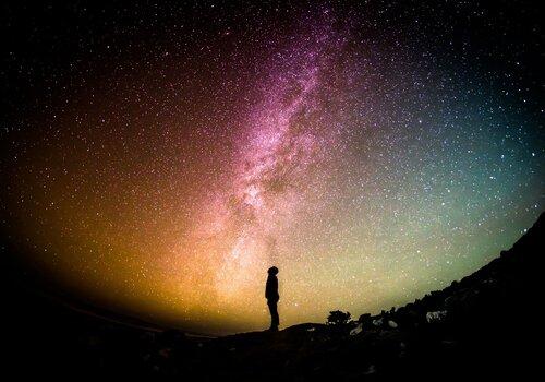 Vue du ciel Homme regardant le ciel