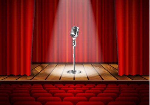 Conférences Stand-Up Un micro sur une scène, tout est pret pour le stand-up