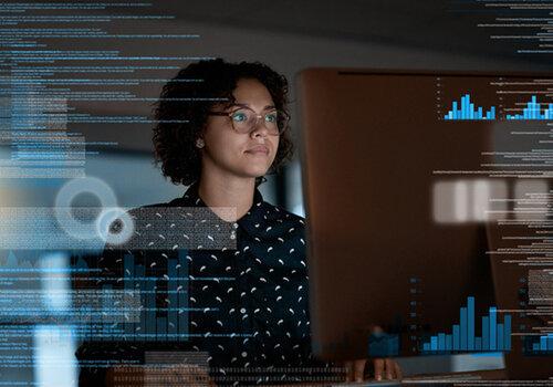 femme-ecran-lunettes-code-informatique
