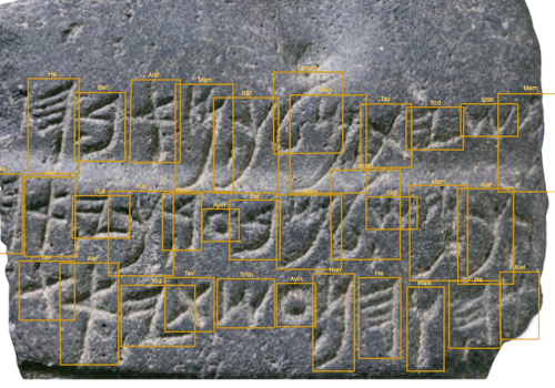 photo d'une pierre gravée avec des inscriptions anciennes 