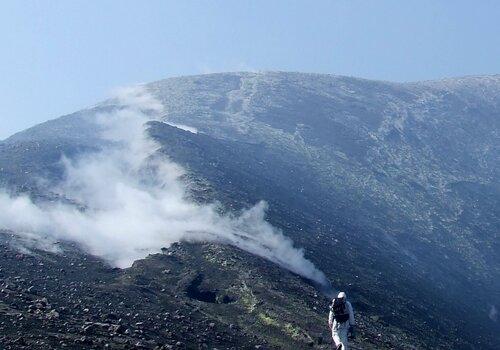 Une chercheuse de l'ISTO, Orléans, sur les bords du cratère de l'Etna, Sicile, qui est le volcan emettant le plus de dioxyde de carbone dans l'atmosphère.