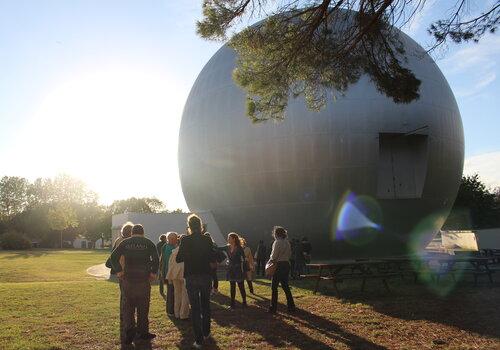 Le public face à la boule du CEMES