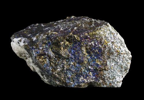 Echantillon contenant de la Bornite, Covellite (sulfure de cuivre), et Malachite (hydroxyde de carbonate de cuivre) et provenant de l’ancienne mine de Burc (Tarn). roche