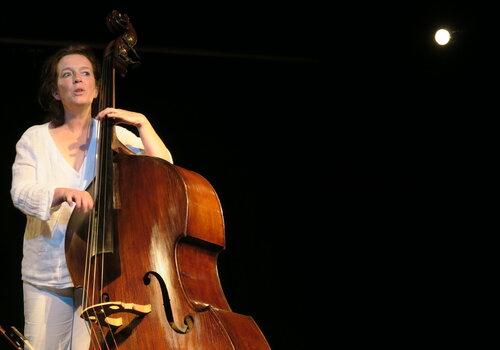 D. Rousseau, accompagnée de sa contrebasse