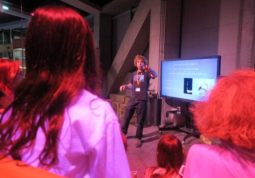 Un médiateur parlant à une assemblée vue de dos