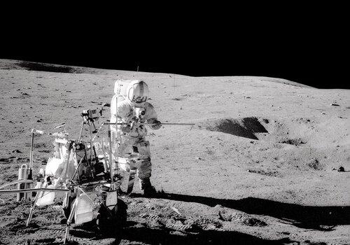 L'astronaute Alan Shepard extrait un carottage de sol lunaire d’une profondeur de 1 m lors de la mission Apollo 