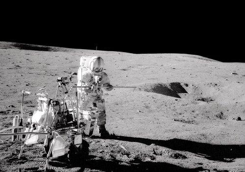 Naufragé sur la Lune L'astronaute Alan Shepard extrait un carottage de sol lunaire d’une profondeur de 1 m lors de la mission Apollo