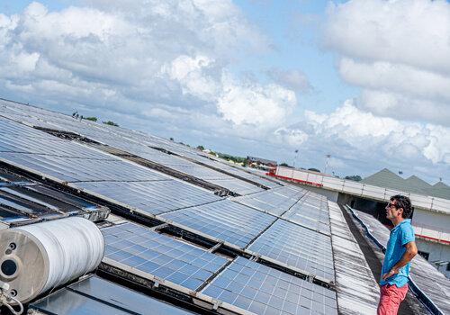 Panneaux Photovoltaïques sur le toit de l'Université de Guyane