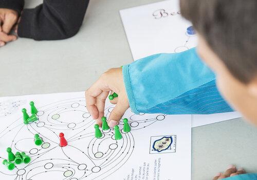 élève jouant à des jeux mathématiques élève jouant à des jeux mathématiques