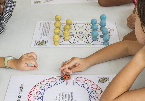 élèves jouant à des jeux mathématiques élèves jouant à des jeux mathématiques