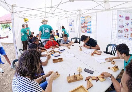 Elèves jouant à des jeux mathématiques Elèves jouant à des jeux mathématiques