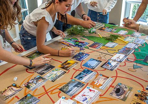 enfants jouant à la fresque du climat