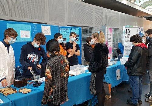 Stand du LAS - Village des sciences 2021 Photo des élèves de Cordée des sciences présentant leurs ateliers au Village des sciences - Mulhouse 2021
