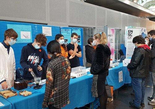 Photo des élèves de Cordée des sciences présentant leurs ateliers au Village des sciences - Mulhouse 2021